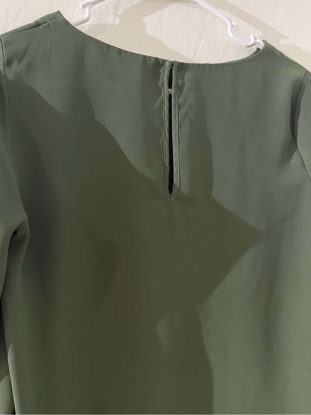 Forever 21 Olive Green Satin Blouse Roll Tab Sleeve Top M | Old Money Work - Picture 4 of 6
